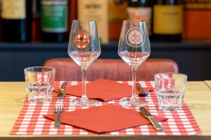 Lyon Bouchon table setting